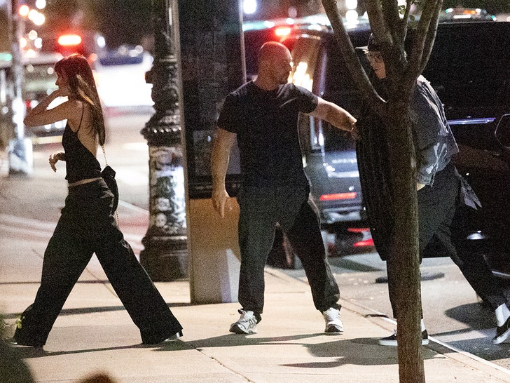 Machine Gun Kelly y Dakota Johnson, vinculados sentimentalmente tras varias apariciones juntos.