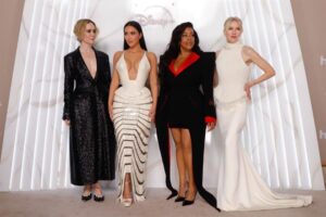 Kim Kardashian luciendo su vestido Schiaparelli durante la presentación de Todo vale en la Ciudad de México.