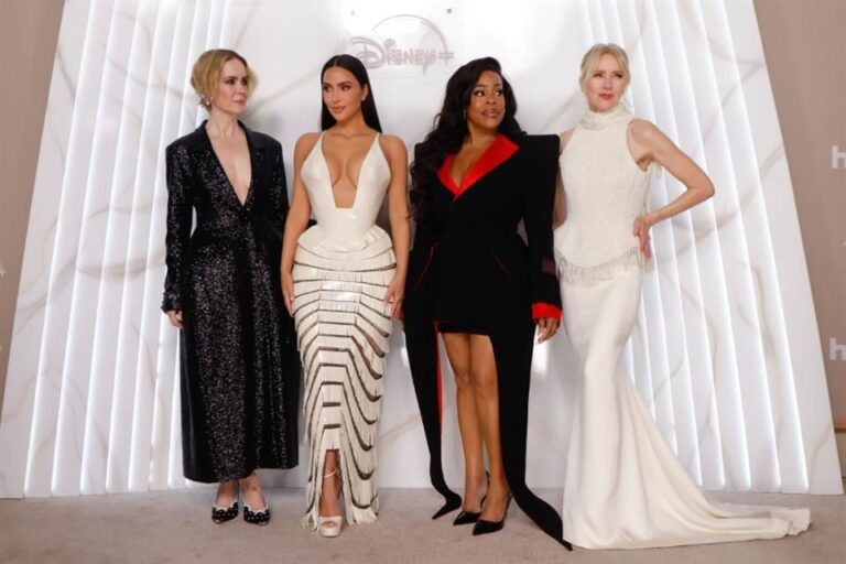 Kim Kardashian luciendo su vestido Schiaparelli durante la presentación de Todo vale en la Ciudad de México.