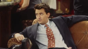 Fotografía de Matthew Perry interpretando a Chandler Bing o imagen promocional oficial del documental.