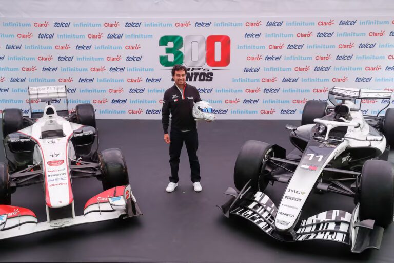 Sergio Pérez durante su exhibición automovilística en Paseo de la Reforma, acompañado por aficionados mexicanos.