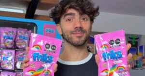 Fotografía de Fede Vigevani sosteniendo sus gomitas Friks o imagen oficial de los empaques.