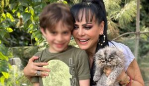 Fotografía reciente de Maribel Guardia durante un encuentro con la prensa, con expresión seria o emotiva. Evitar fotografías del menor.