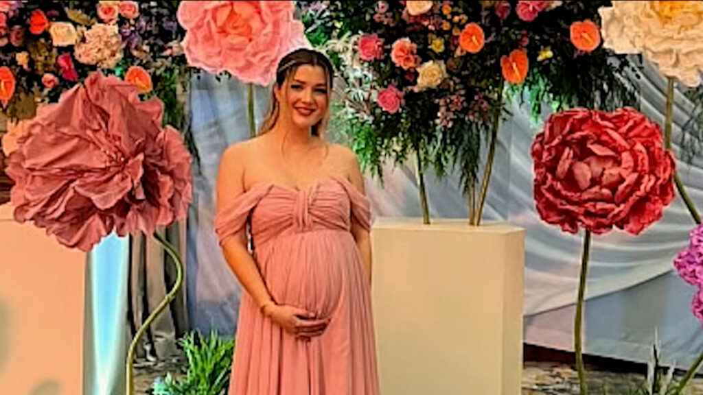 Fotografía de Alicia Villarreal junto a Melenie Carmona o imágenes del baby shower compartidas por la futura mamá.