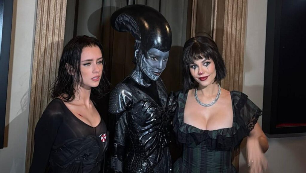 Belinda caracterizada como xenomorfo durante su fiesta del 28 de octubre.