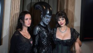 Belinda caracterizada como xenomorfo durante su fiesta del 28 de octubre.
