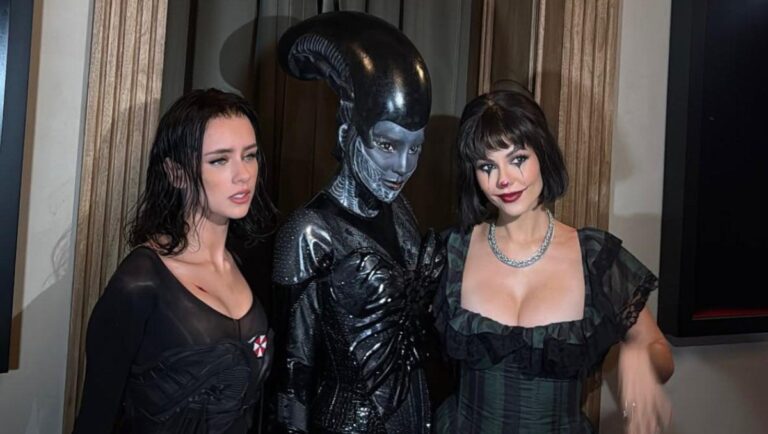 Belinda caracterizada como xenomorfo durante su fiesta del 28 de octubre.