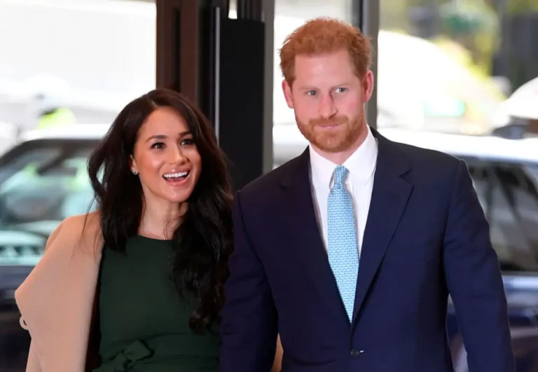 Fotografía editorial del príncipe Harry y Meghan Markle, acompañada de una imagen del príncipe William y el rey Carlos III.