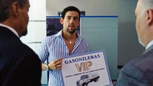 Luis Gerardo Méndez firmando la cartulina de Gasolineras VIP durante su visita a Morelia.
