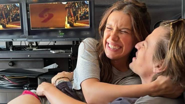Millie Bobby Brown y Jake Bongiovi juntos en un evento público, con un diseño editorial centrado en su historia familiar y sin imágenes que expongan la identidad de sus hijos.