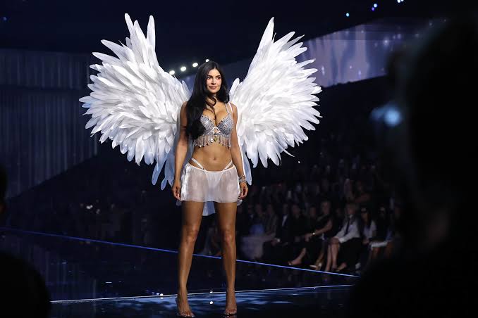 Kylie Jenner luce el Fantasy Bra de diamantes durante el Victoria’s Secret Fashion Show 2026.