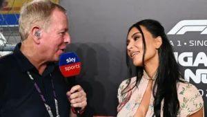 Kim Kardashian en el Gran Premio de Singapur 2026 con un vestido rosa para apoyar a Lewis Hamilton.