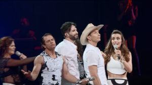 Fotografía de los integrantes originales de Timbiriche junto a una imagen promocional de la serie.